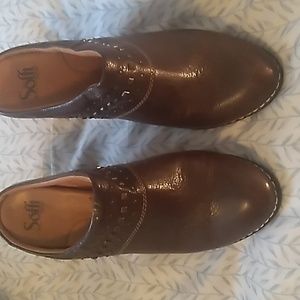 Sofft brand 3 inch brown leather clogs.
